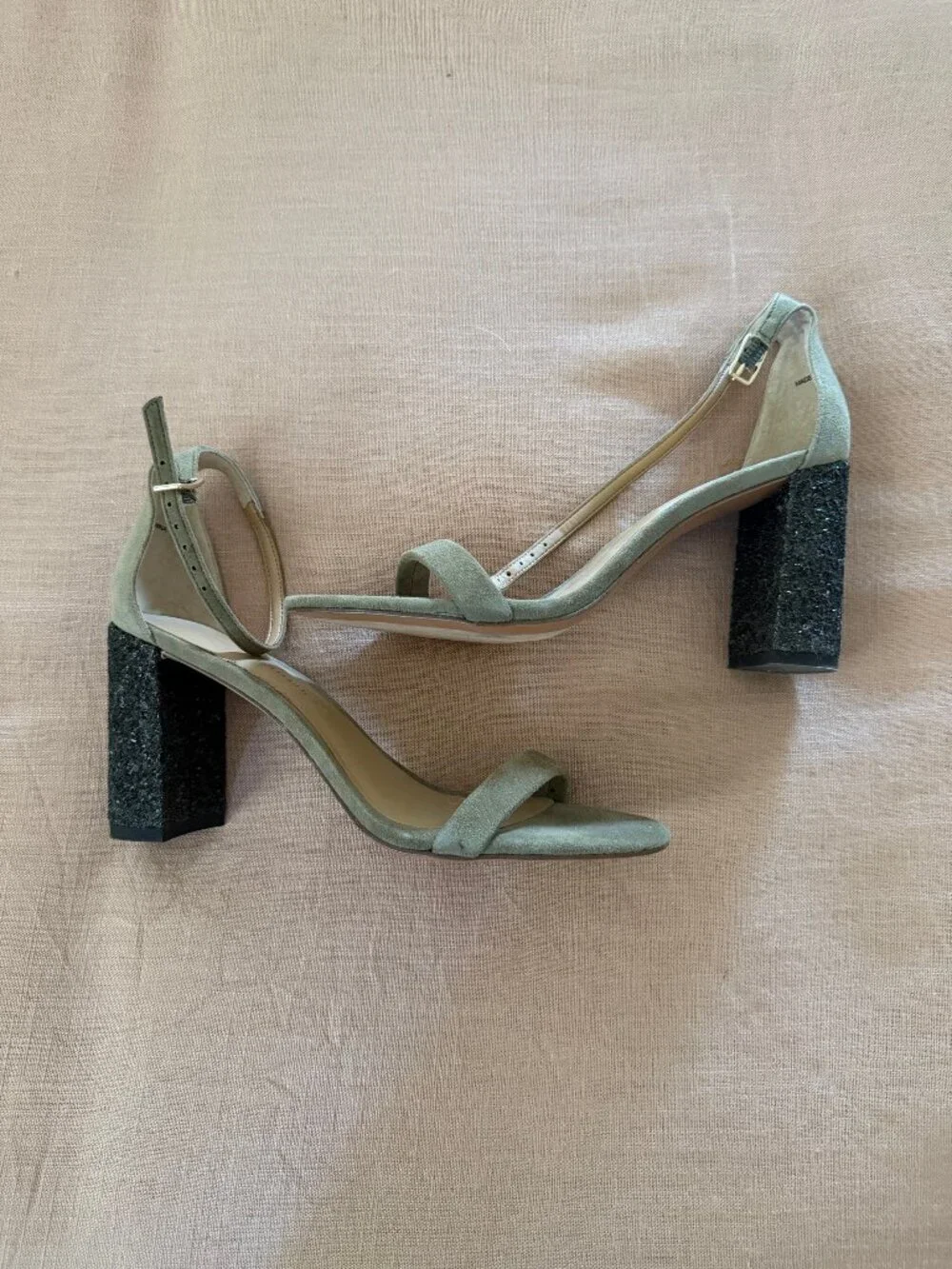 Banana Republic Size 6 Suede Heel Never Worn